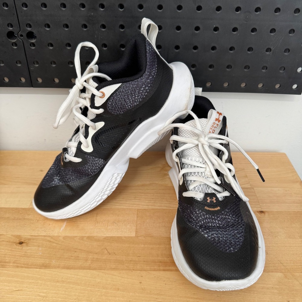 Under Armour Flow Breakthru 3 Basketball Shoes Womens 8 Black White 3025603-103